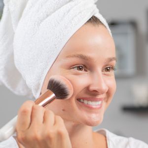 چگونه دوام و ماندگاری آرایش خود را افزایش دهیم؟ ترفندهای حرفه‌ای